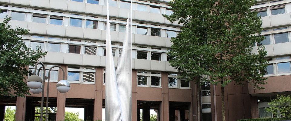 Skulptur vor dem Gerichtsgebäude