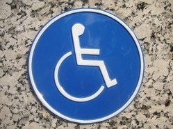 Rollstuhlfahrereingang und Parkplätze